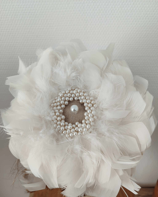 Bibi pour mariée plumes et perles blanches