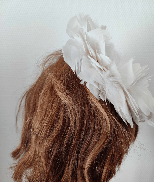Bibi pour mariée plumes et perles blanches